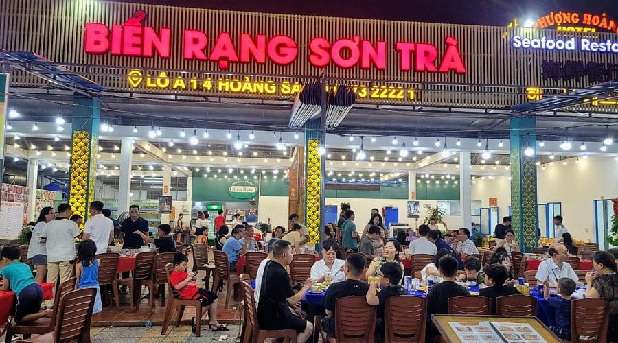 eating-seafood-in-da-nang
