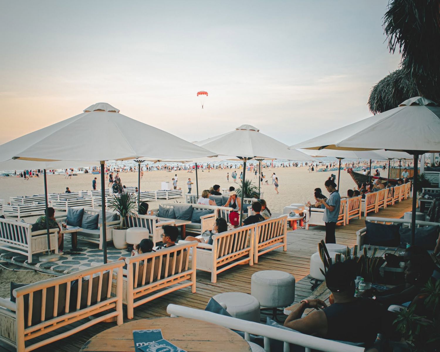 Thưởng thức cà phê và ngắm bình minh Đà Nẵng cực chill ở địa điểm check in Đà Nẵng Maia Beach Bar.