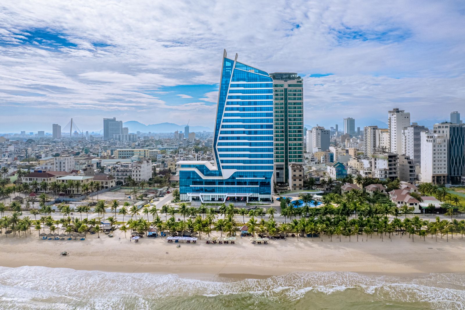 Thư thái ngắm bình minh Đà Nẵng ngay tại phòng nghỉ của khách sạn view biển Đà NẵngGrand Tourane Hotel Danang.